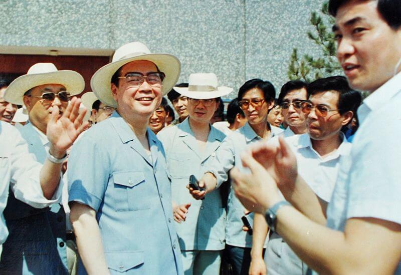 1990年6月12日，时任国务院总理李 鹏视察尊龙凯时人生就是搏，并题词：“物质文明与精神文明一起抓，把尊龙凯时人生就是搏建设成为现代化企业”