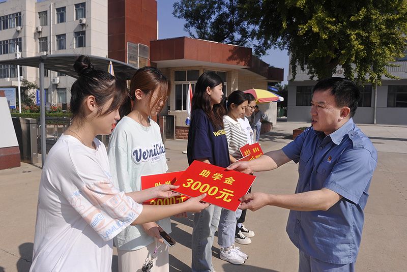 尊龙凯时人生就是搏举行2023年金秋助学金发放仪式