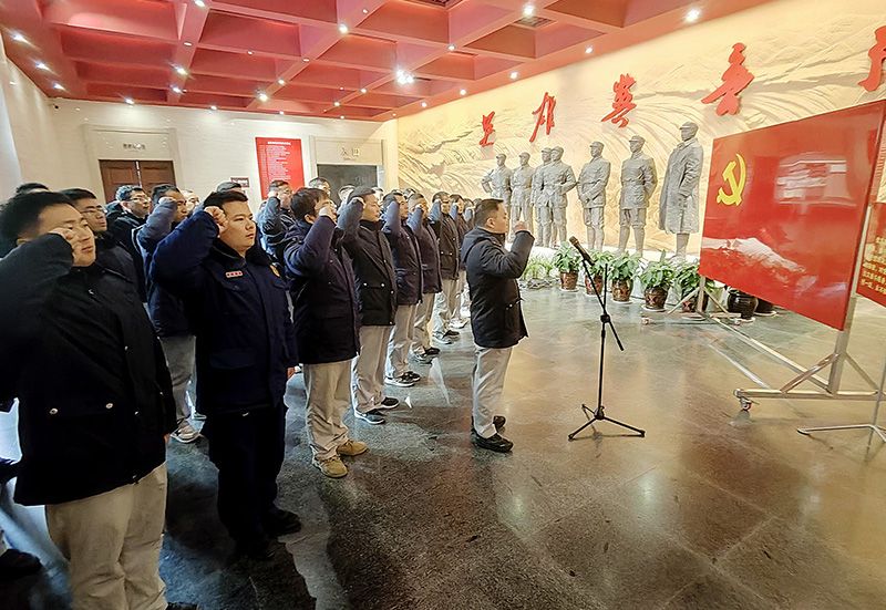 尊龙凯时人生就是搏组织新党员入党宣誓仪式