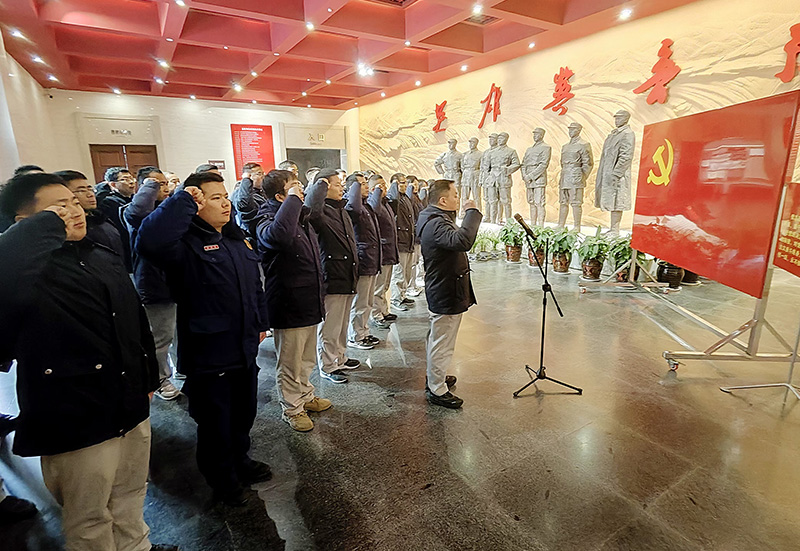 尊龙凯时人生就是搏组织新党员入党宣誓仪式